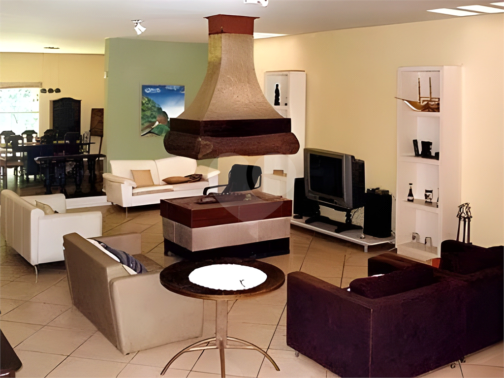 Área com 185 mil m2, 2 casas, 10 dorms, 2 piscinas, e 30 vagas. ITAPEVI - SP
