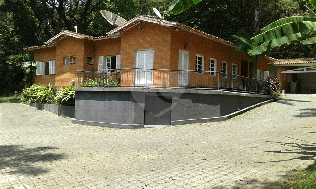 Área com 185 mil m2, 2 casas, 10 dorms, 2 piscinas, e 30 vagas. ITAPEVI - SP