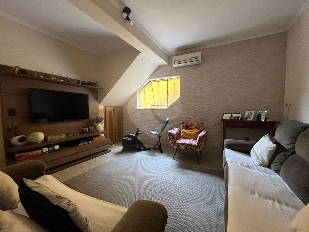 Casa à venda com 3 quartos, 244m² - Foto 1