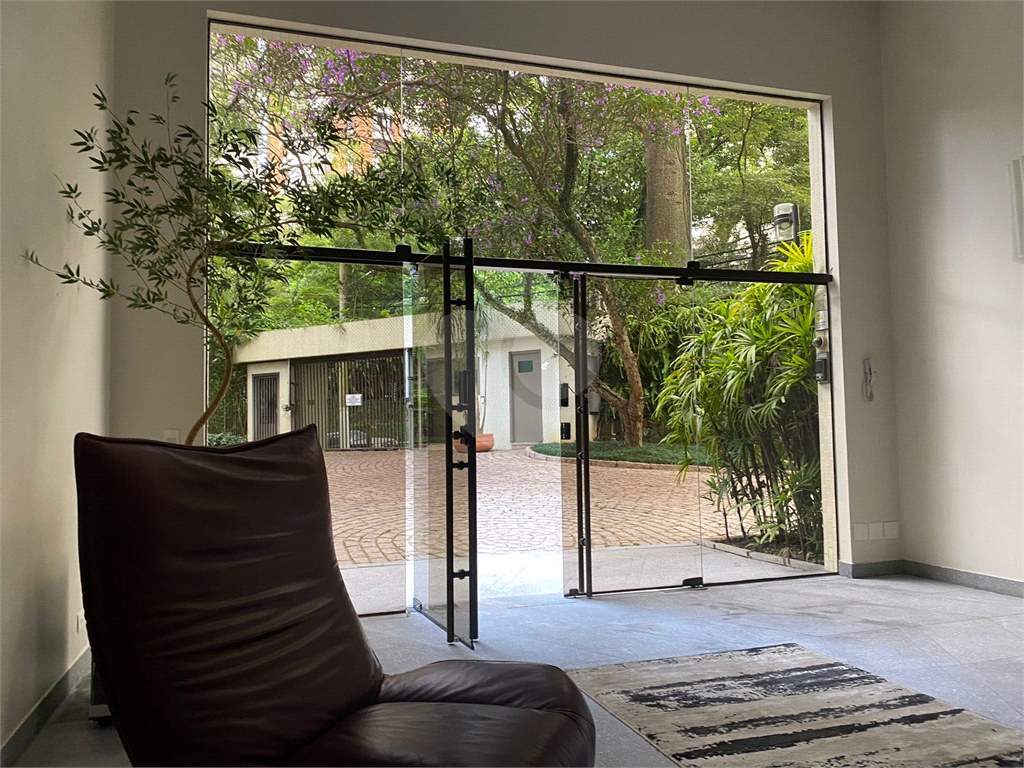 Vendo Apartamento com 3 Dormitórios na Av Celso Garcia!!