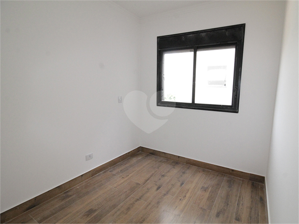 Sobrado em Condomínio fechado com 3 Quartos sendo uma Suíte e 2 vagas de garagem no City América