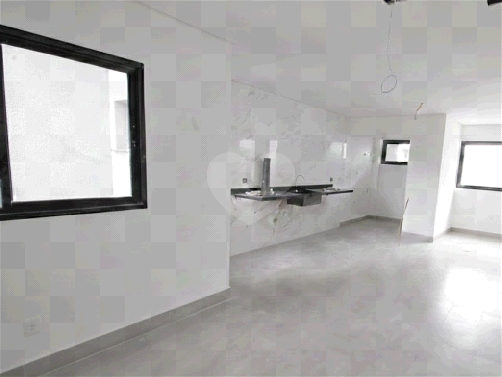 Sobrado em Condomínio fechado com 3 Quartos sendo uma Suíte e 2 vagas de garagem no City América