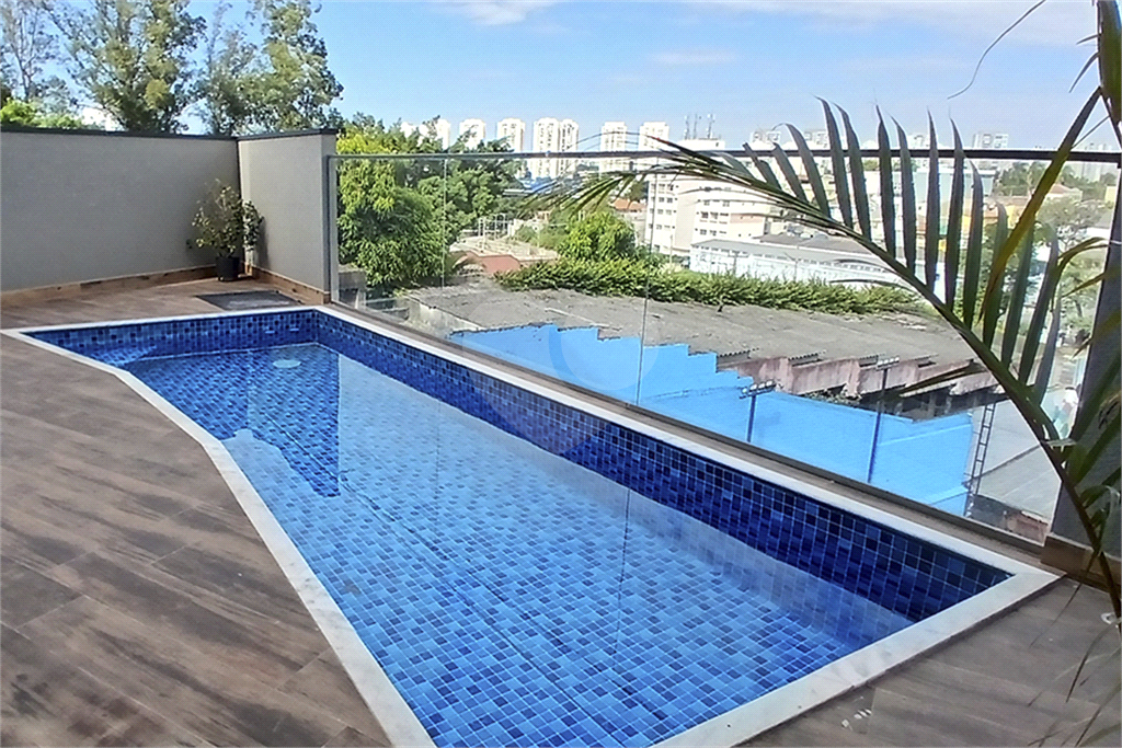 Sobrado em Condomínio fechado com 3 Quartos sendo uma Suíte e 2 vagas de garagem no City América