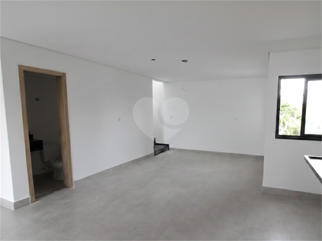 Sobrado em Condomínio fechado com 3 Quartos sendo uma Suíte e 2 vagas de garagem no City América