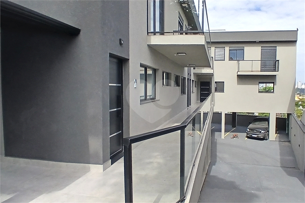 Sobrado em Condomínio fechado com 3 Quartos sendo uma Suíte e 2 vagas de garagem no City América