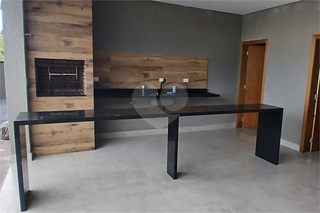 Sobrado em Condomínio fechado com 3 Quartos sendo uma Suíte e 2 vagas de garagem no City América