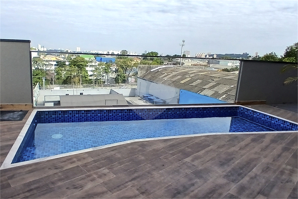 Sobrado em Condomínio fechado com 3 Quartos sendo uma Suíte e 2 vagas de garagem no City América