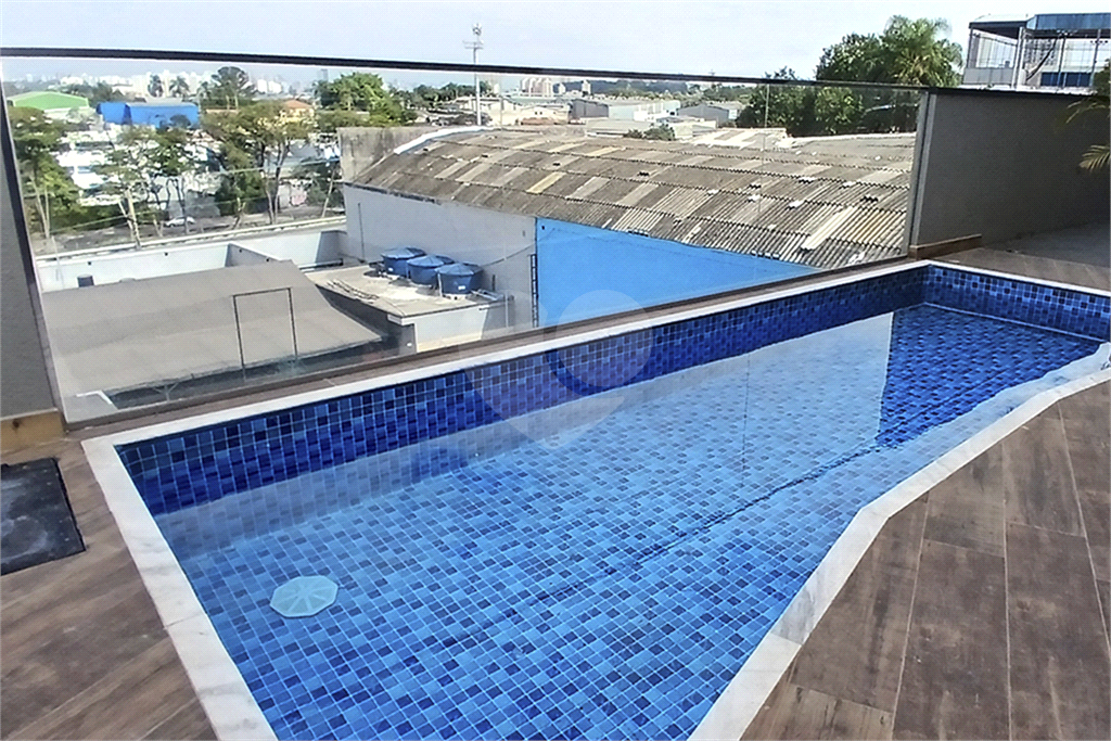 Sobrado em Condomínio fechado com 3 Quartos sendo uma Suíte e 2 vagas de garagem no City América