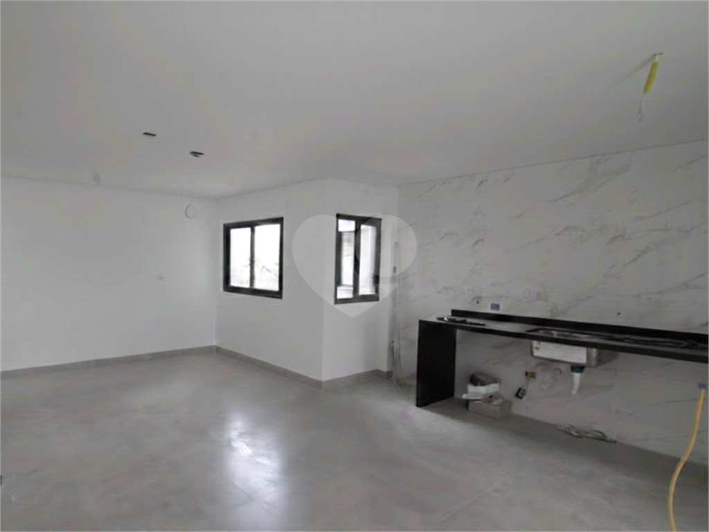 Sobrado em Condomínio fechado com 3 Quartos sendo uma Suíte e 2 vagas de garagem no City América