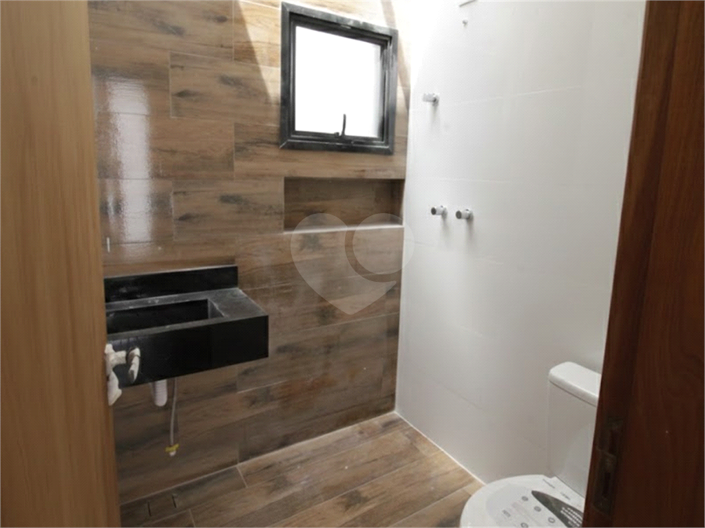 Sobrado em Condomínio fechado com 3 Quartos sendo uma Suíte e 2 vagas de garagem no City América