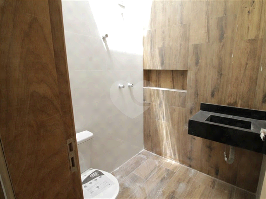 Sobrado em Condomínio fechado com 3 Quartos sendo uma Suíte e 2 vagas de garagem no City América