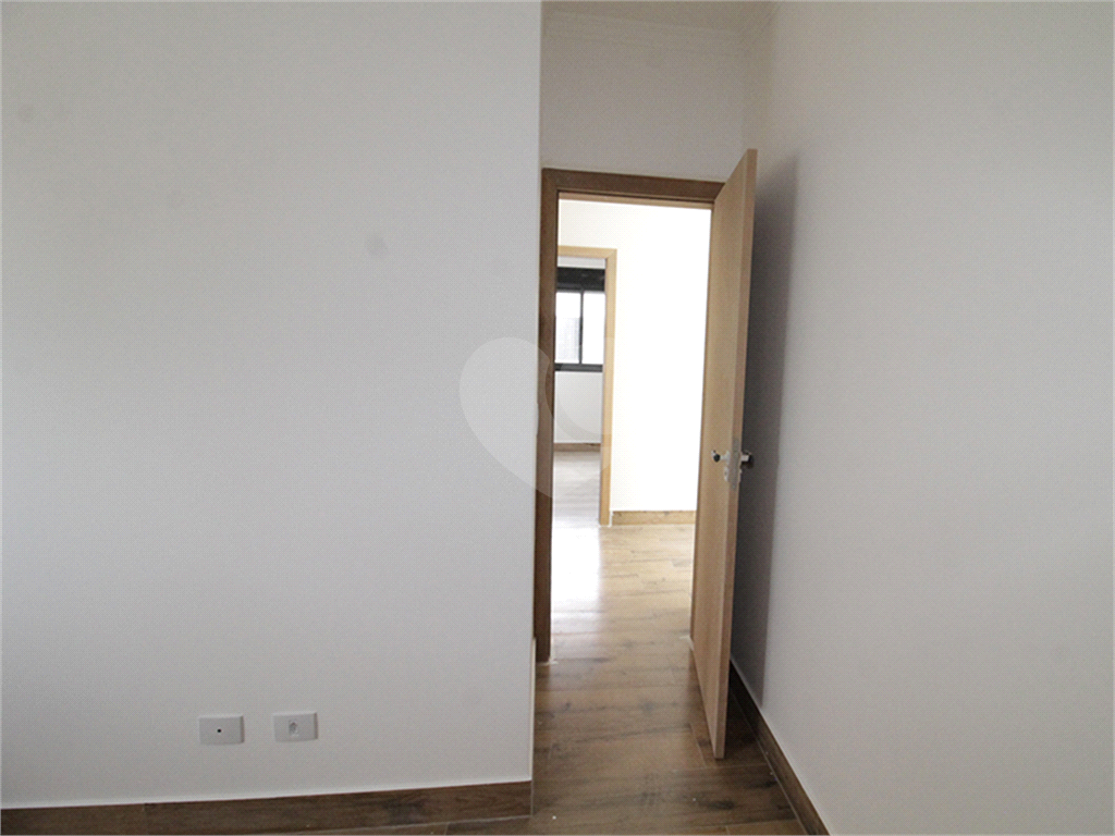 Sobrado em Condomínio fechado com 3 Quartos sendo uma Suíte e 2 vagas de garagem no City América