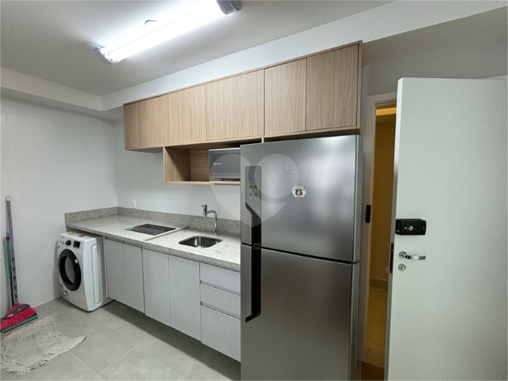 Apartamento com dois dormitórios, sem vaga de garagem, 2 minutos da estação Republica