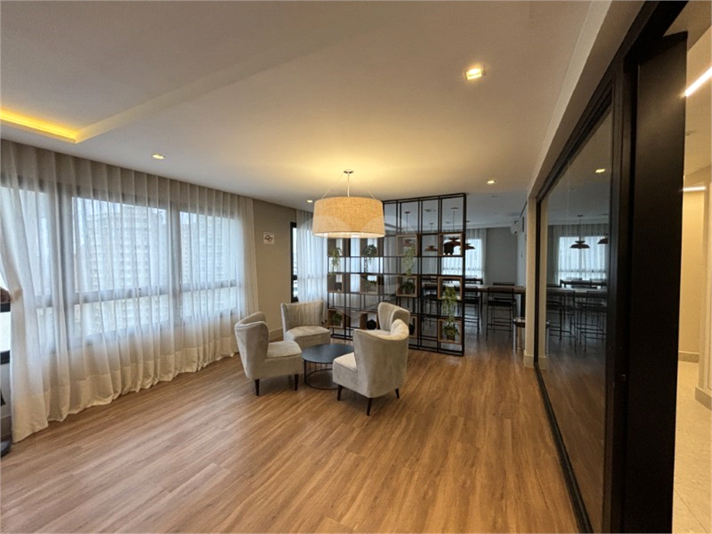 Apartamento com dois dormitórios, sem vaga de garagem, 2 minutos da estação Republica