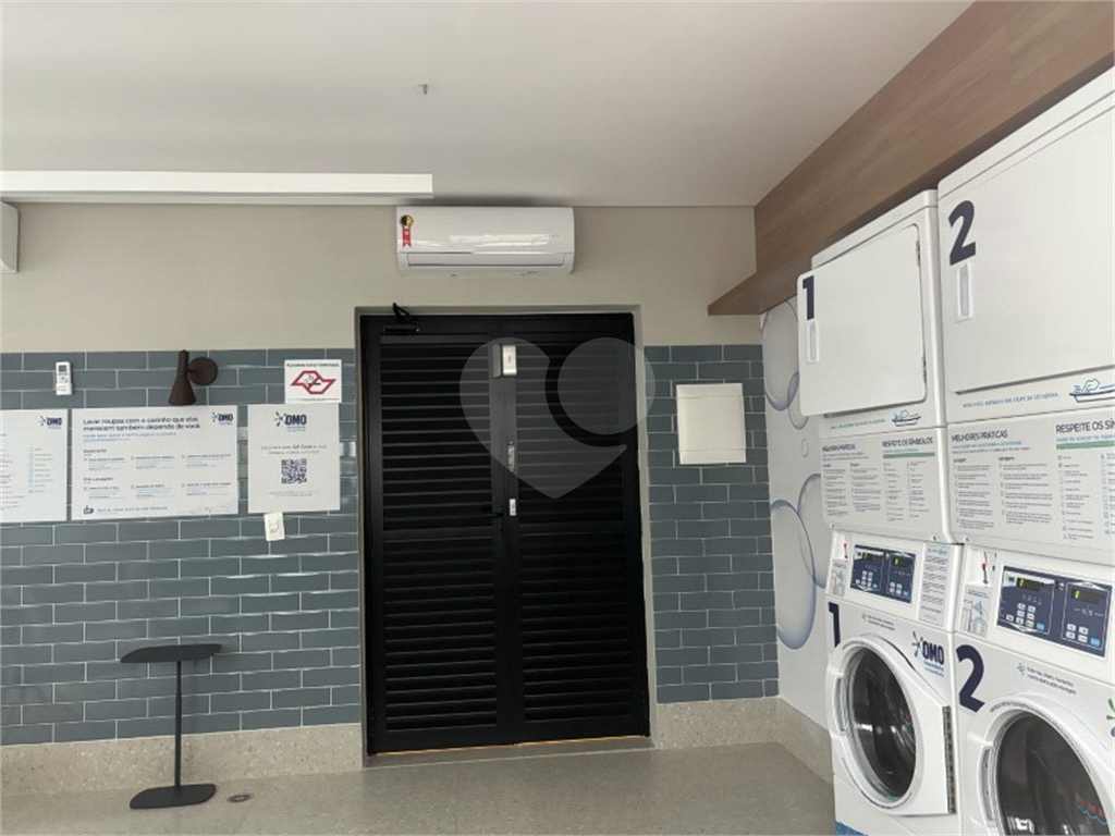 Apartamento com dois dormitórios, sem vaga de garagem, 2 minutos da estação Republica