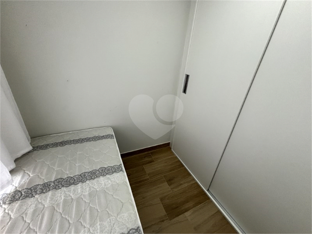 Apartamento com dois dormitórios, sem vaga de garagem, 2 minutos da estação Republica