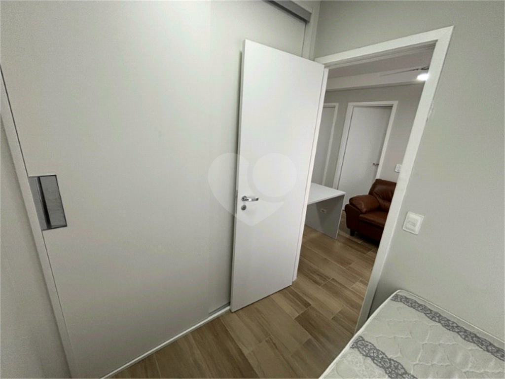 Apartamento com dois dormitórios, sem vaga de garagem, 2 minutos da estação Republica