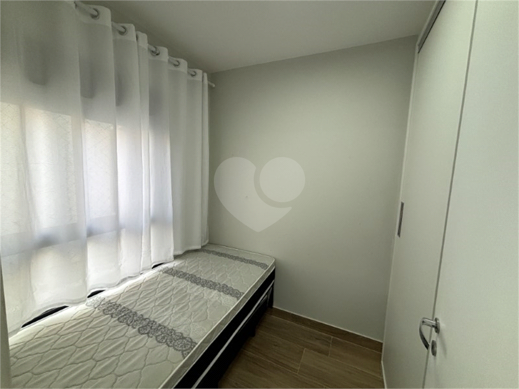Apartamento com dois dormitórios, sem vaga de garagem, 2 minutos da estação Republica