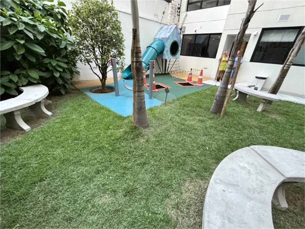 Apartamento com dois dormitórios, sem vaga de garagem, 2 minutos da estação Republica