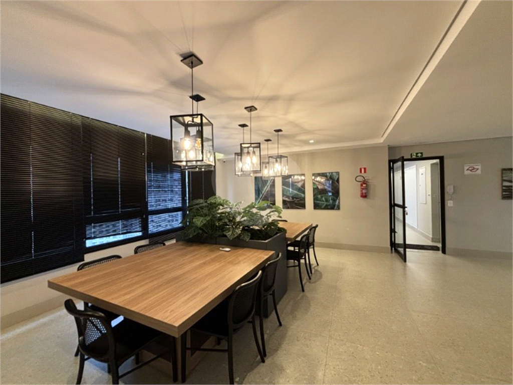 Apartamento com dois dormitórios, sem vaga de garagem, 2 minutos da estação Republica