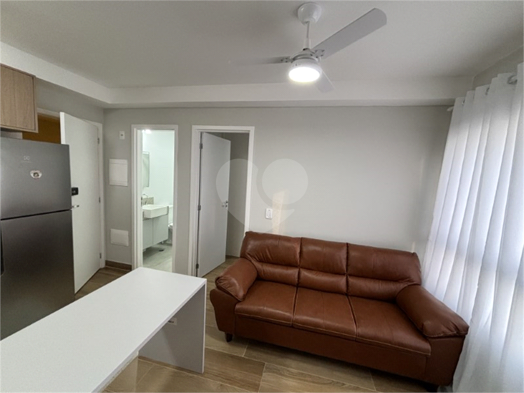 Apartamento com dois dormitórios, sem vaga de garagem, 2 minutos da estação Republica