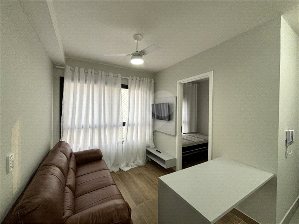 Apartamento com dois dormitórios, sem vaga de garagem, 2 minutos da estação Republica