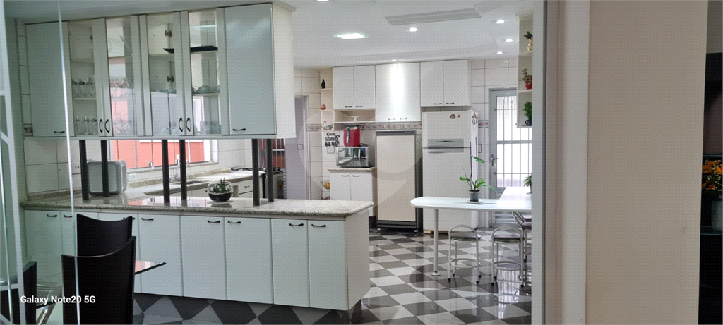 Casa Térrea com 738m² de Terreno e 27 Vagas Próxima ao Bosque Maia - PORTEIRA FECHADA