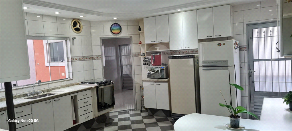 Casa Térrea com 738m² de Terreno e 27 Vagas Próxima ao Bosque Maia - PORTEIRA FECHADA