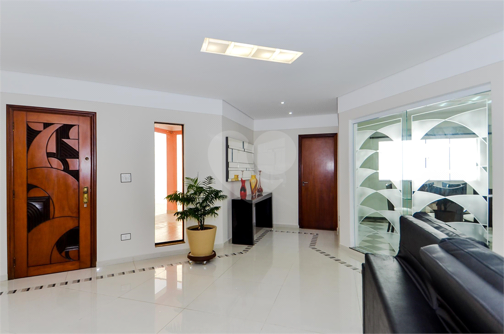 Casa Térrea com 738m² de Terreno e 27 Vagas Próxima ao Bosque Maia - PORTEIRA FECHADA