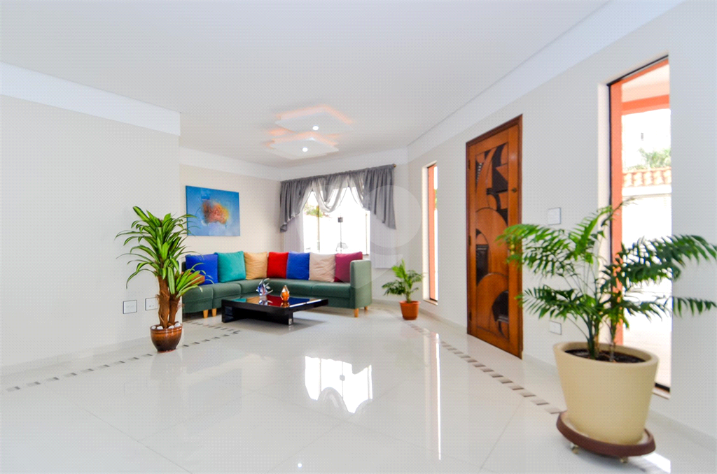 Casa Térrea com 738m² de Terreno e 27 Vagas Próxima ao Bosque Maia - PORTEIRA FECHADA