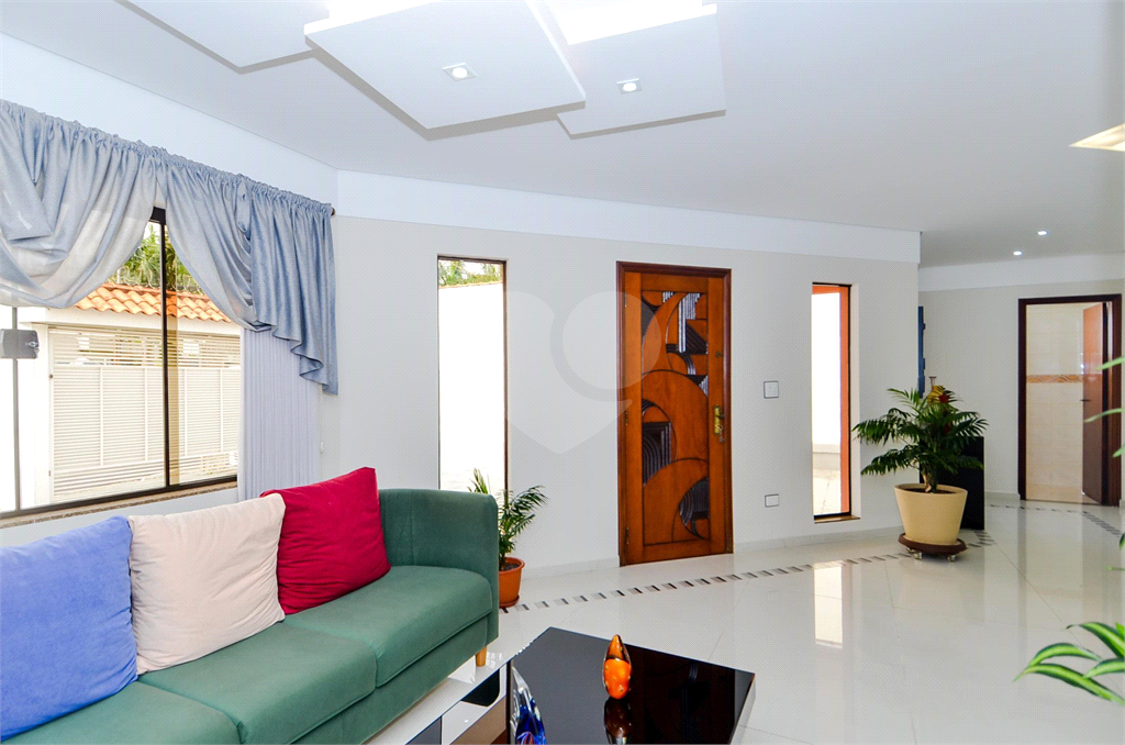 Casa Térrea com 738m² de Terreno e 27 Vagas Próxima ao Bosque Maia - PORTEIRA FECHADA