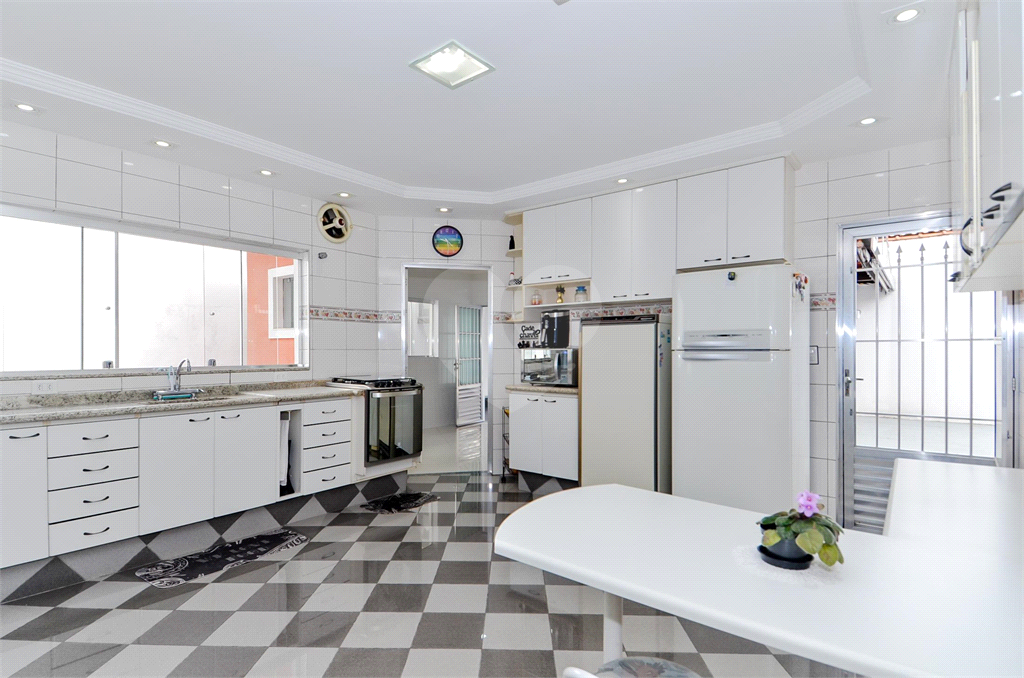 Casa Térrea com 738m² de Terreno e 27 Vagas Próxima ao Bosque Maia - PORTEIRA FECHADA