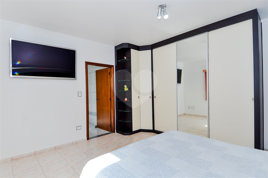 Casa Térrea com 738m² de Terreno e 27 Vagas Próxima ao Bosque Maia - PORTEIRA FECHADA