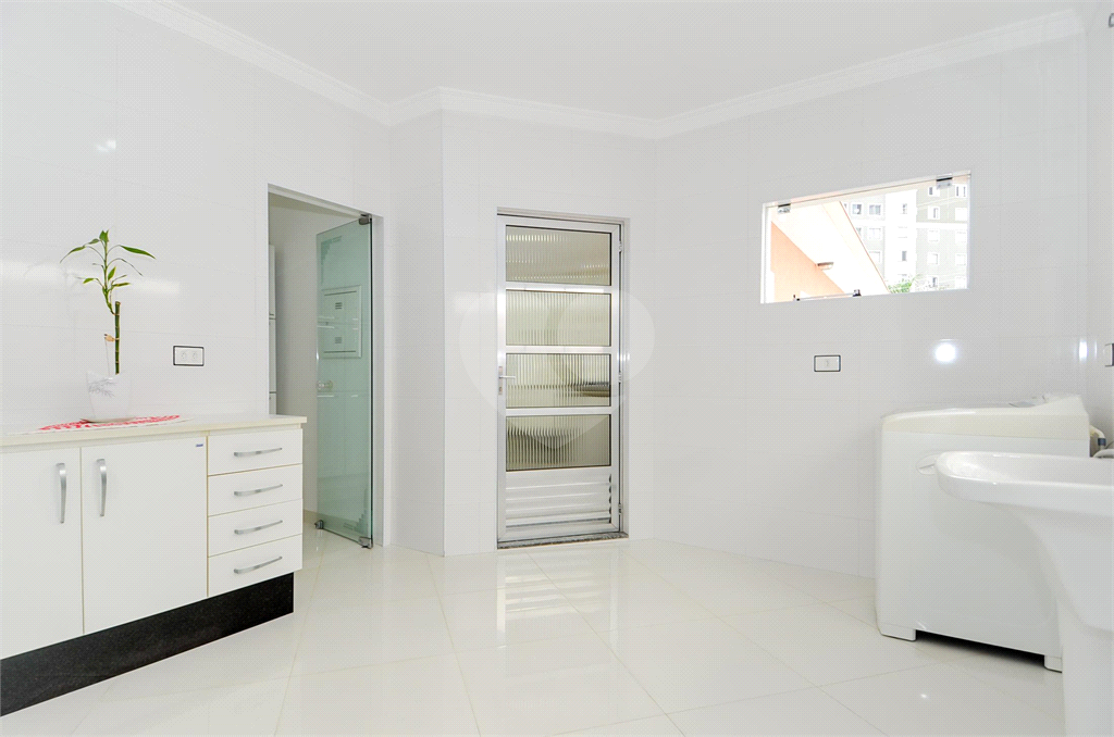 Casa Térrea com 738m² de Terreno e 27 Vagas Próxima ao Bosque Maia - PORTEIRA FECHADA