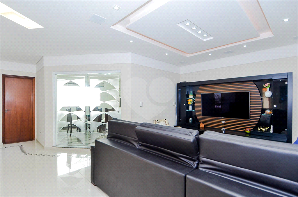 Casa Térrea com 738m² de Terreno e 27 Vagas Próxima ao Bosque Maia - PORTEIRA FECHADA