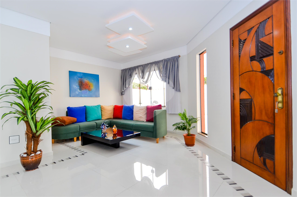 Casa Térrea com 738m² de Terreno e 27 Vagas Próxima ao Bosque Maia - PORTEIRA FECHADA