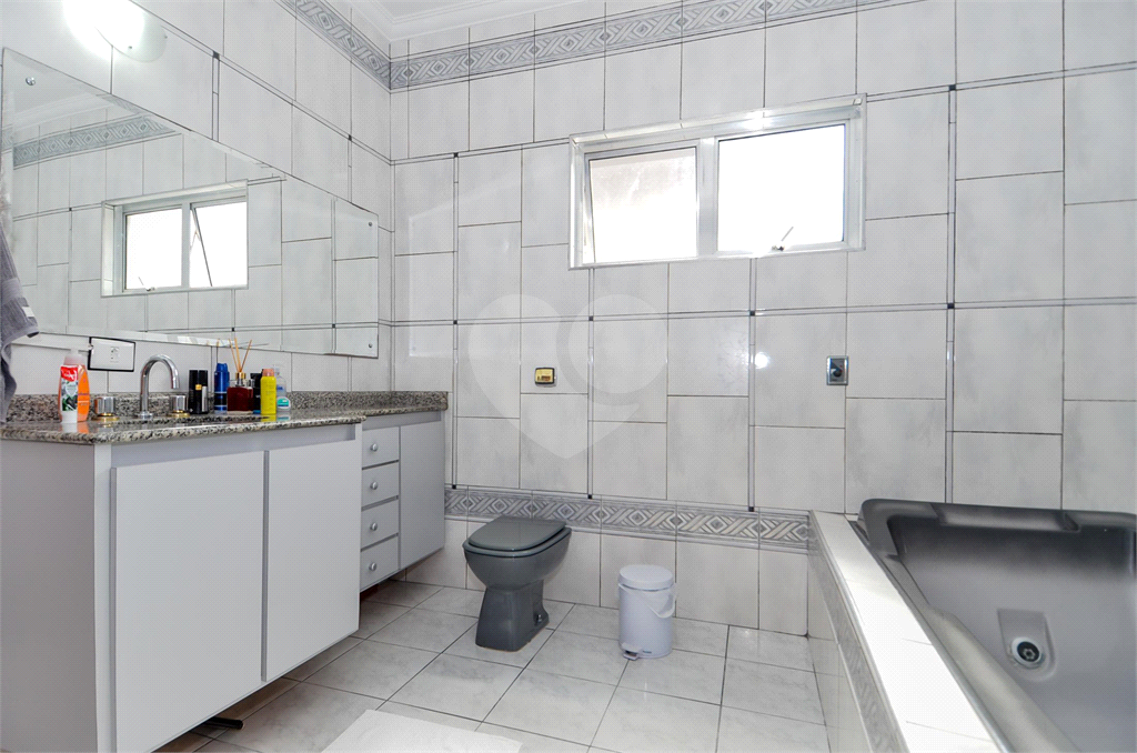 Casa Térrea com 738m² de Terreno e 27 Vagas Próxima ao Bosque Maia - PORTEIRA FECHADA