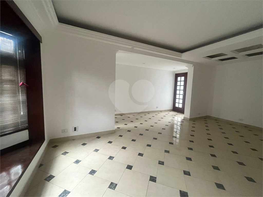 Sobrado  no Tremembé  com 3 dormitórios sendo 1 suíte e 3 vagas 