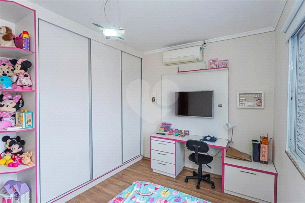 Imóvel amplo à venda com 4 quartos, sendo 1 suíte, e 3 banheiros no total total Parque São Domingos 