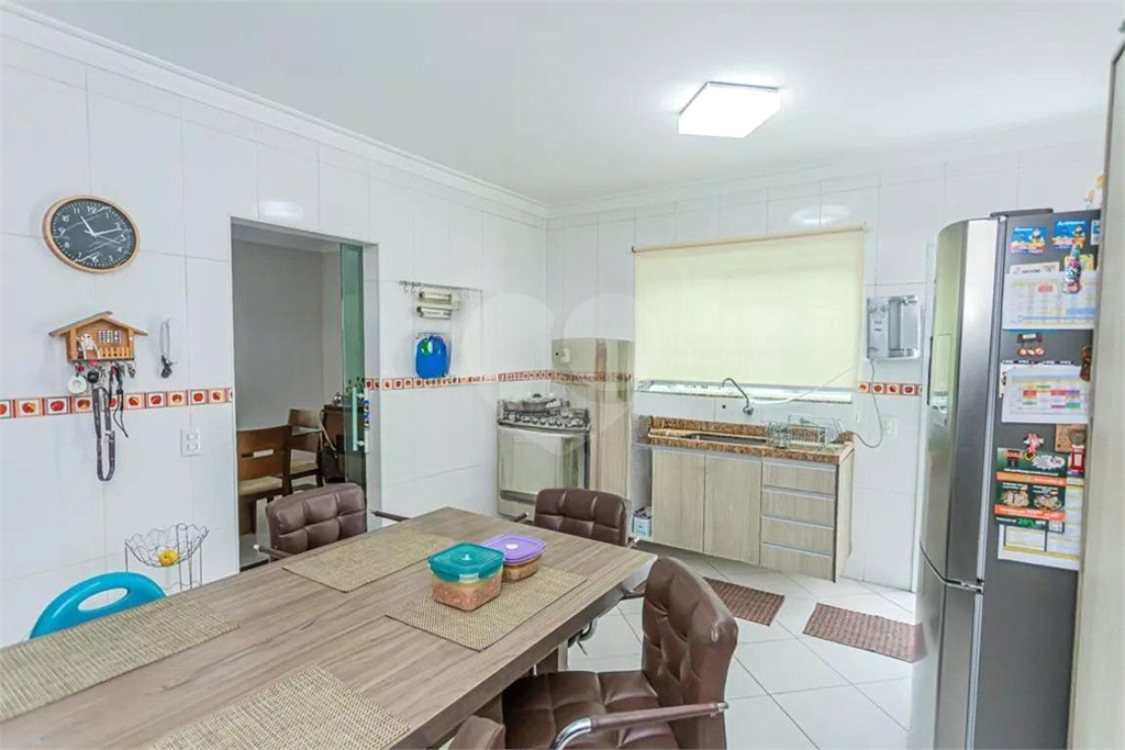 Imóvel amplo à venda com 4 quartos, sendo 1 suíte, e 3 banheiros no total total Parque São Domingos 