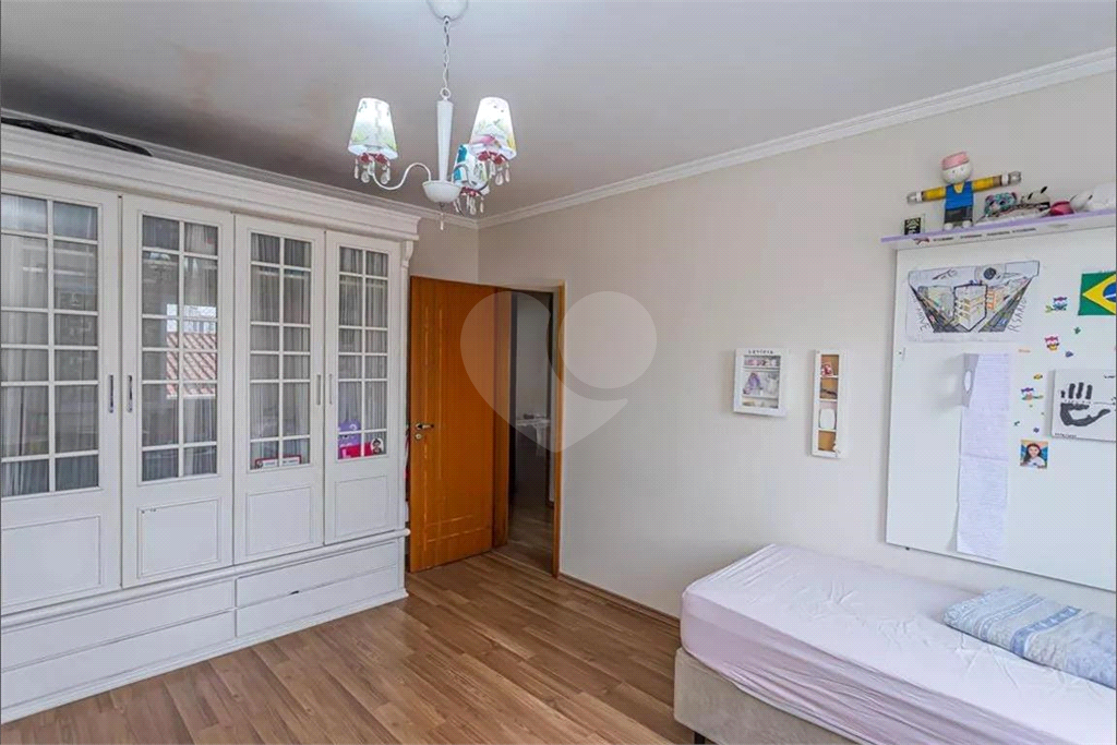 Imóvel amplo à venda com 4 quartos, sendo 1 suíte, e 3 banheiros no total total Parque São Domingos 