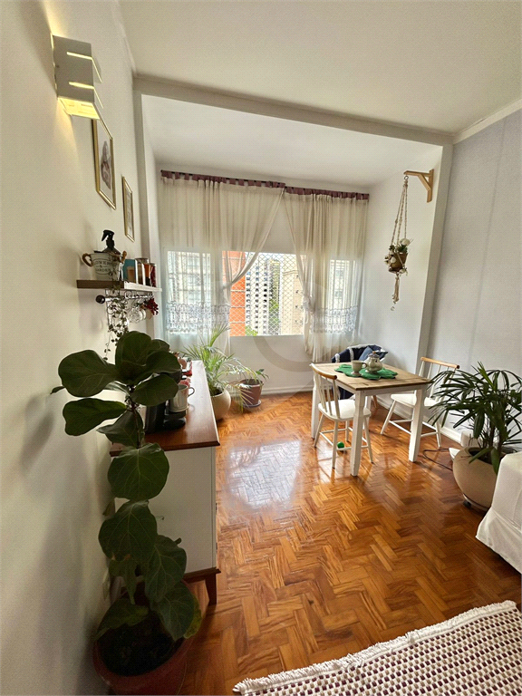Apartamento 105 metros, 2 dormitórios, 2 banheiros, 1 vaga, localizado a uma quadra da Paulista 