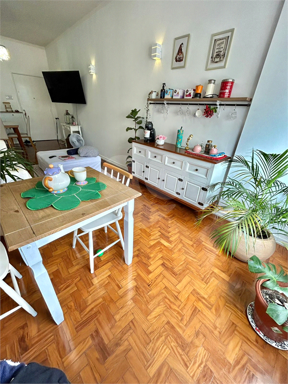 Apartamento 105 metros, 2 dormitórios, 2 banheiros, 1 vaga, localizado a uma quadra da Paulista 