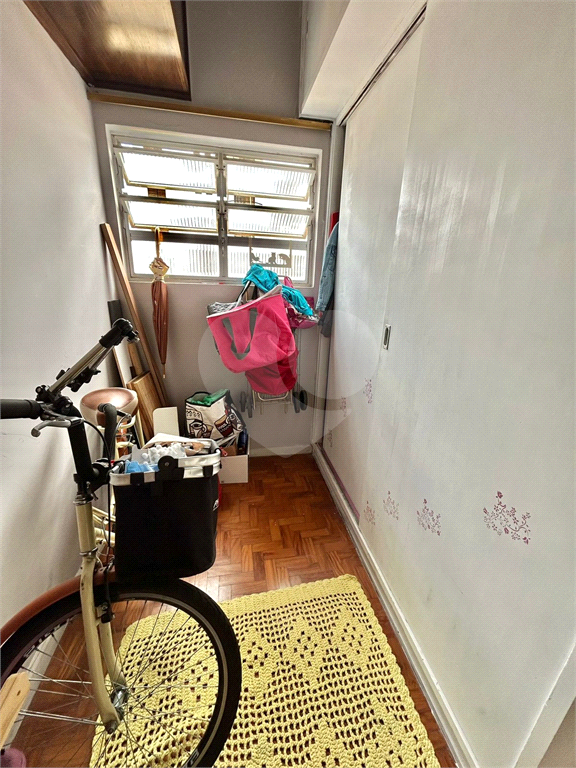 Apartamento 105 metros, 2 dormitórios, 2 banheiros, 1 vaga, localizado a uma quadra da Paulista 