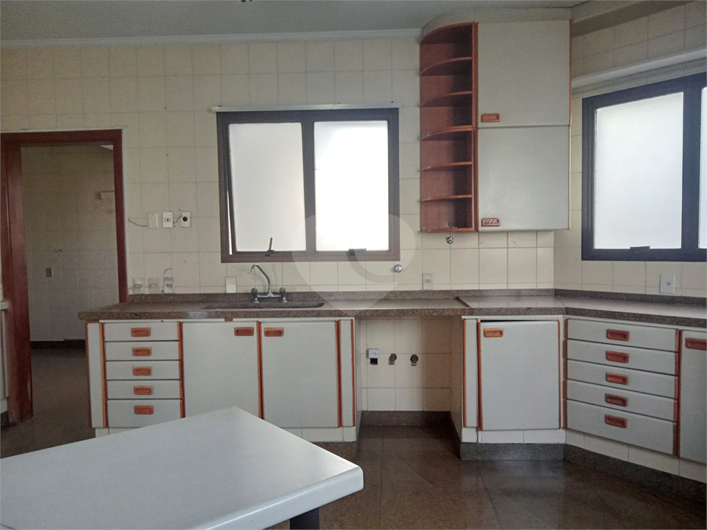 Apartamento 1 por andar a venda com preço de oportunidade.