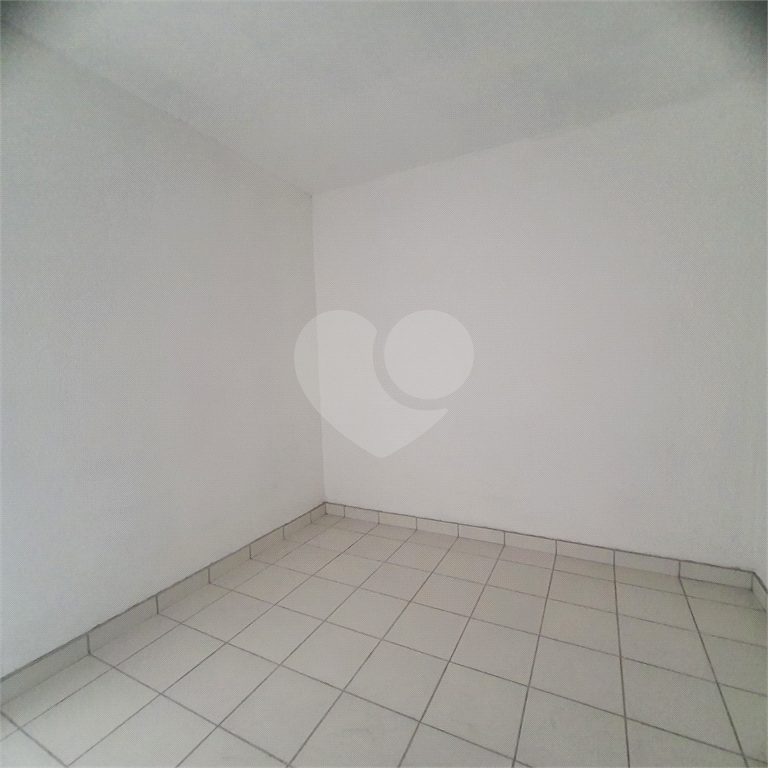 Kitnet 26m² com sala, quarto, cozinha em condomínio com piscina na Liberdade