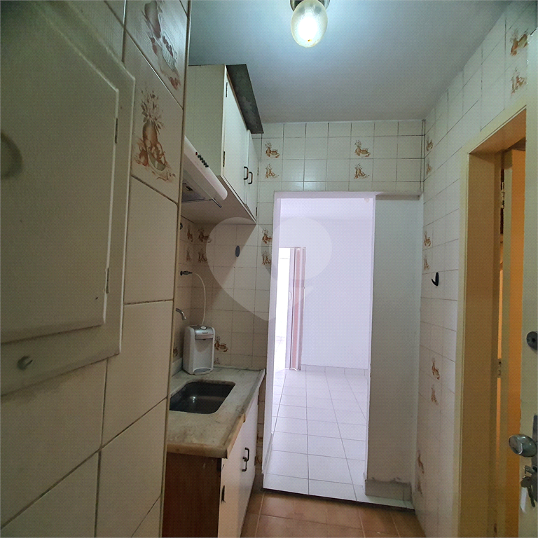 Kitnet 26m² com sala, quarto, cozinha em condomínio com piscina na Liberdade