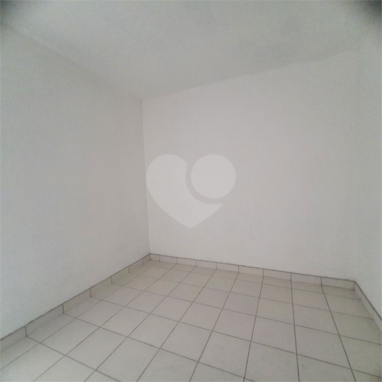 Kitnet 26m² com sala, quarto, cozinha em condomínio com piscina na Liberdade