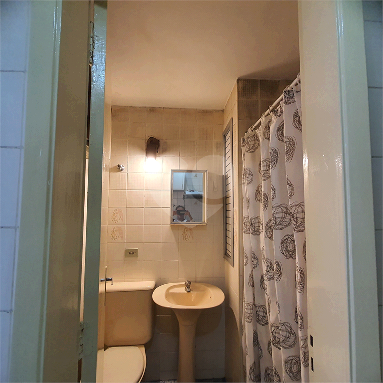 Kitnet 26m² com sala, quarto, cozinha em condomínio com piscina na Liberdade