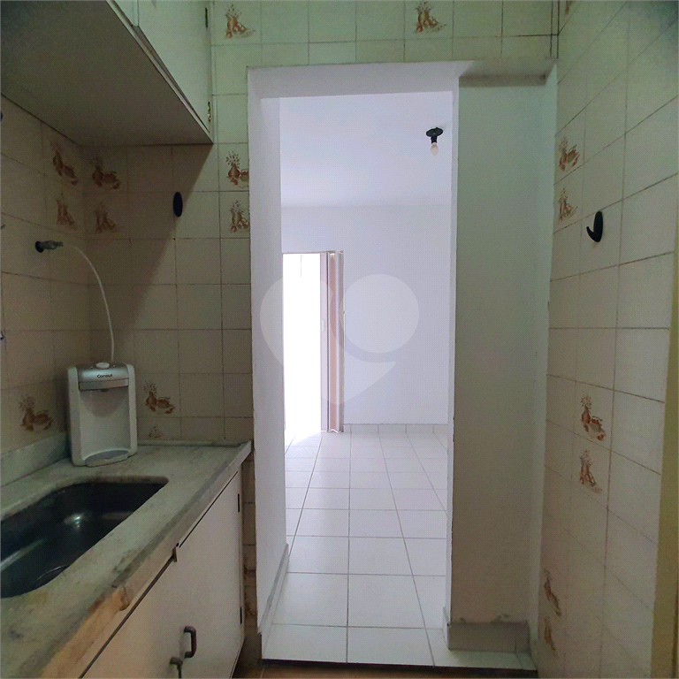 Kitnet 26m² com sala, quarto, cozinha em condomínio com piscina na Liberdade